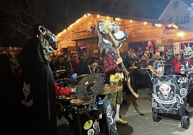 Voller Festplatz mit den «Lupo-Rueche» aus Lupsingen.Fotos: B. Eglin