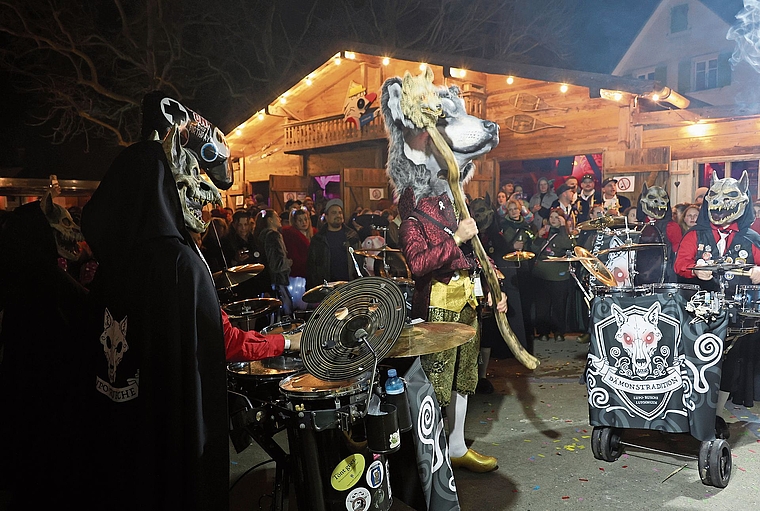 Voller Festplatz mit den «Lupo-Rueche» aus Lupsingen.Fotos: B. Eglin