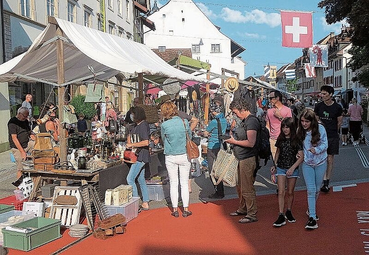 Der Flohmarkt hatte wieder für alle etwas zu bieten.Fotos: S. van Riemsdijk