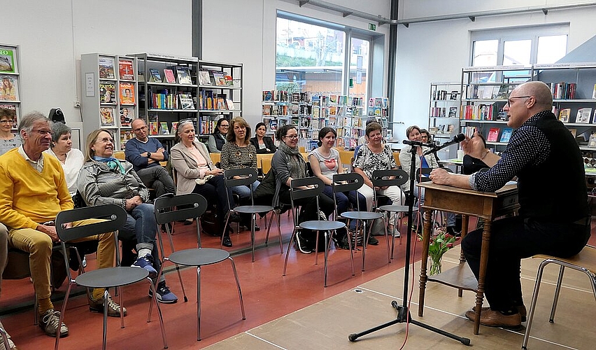 Steven Schneider las aus seinem Buch «Wir Superhelden» in der Bibliothek Gelterkinden.Foto: U. Handschin
