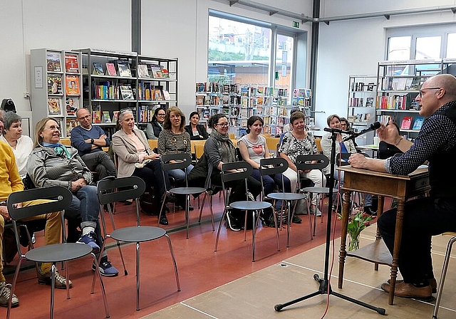 Steven Schneider las aus seinem Buch «Wir Superhelden» in der Bibliothek Gelterkinden.Foto: U. Handschin
