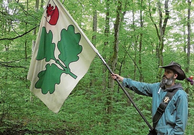 Die Rottenfahne flattert im grünen Wald.