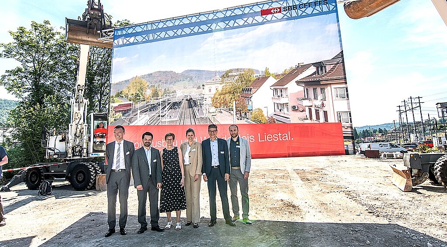 Beim Spatenstich: Jaques Boschung, SBB, Daniel Spielmann, Stadtpräsident Liestal, Regierungsrätin Sabine Pegoraro, Anne Barbara Remund, BAV, Andreas Büttiker, BLT, Josef Lientscher, SBB (v.l.). Foto: Nicole Nars-Zimmer