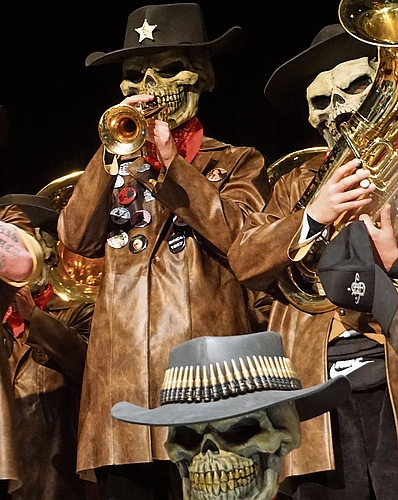 Fränkeschränzer als schaurige Sheriffs. 