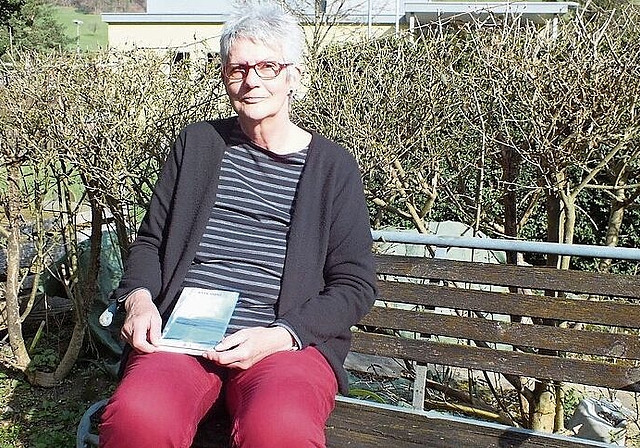 Rita Moll, Autorin aus Böckten, mit ihrem Erzählband. Foto: W. Wenger
