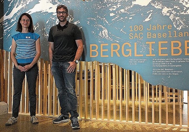 Simone Ochsner, Projektleiterin im Museum. BL und Niggi Isenegger, Präsident des SAC Baselland, sie haben die Ausstellung gemeinsam organisiert. Fotos: U. Roth
