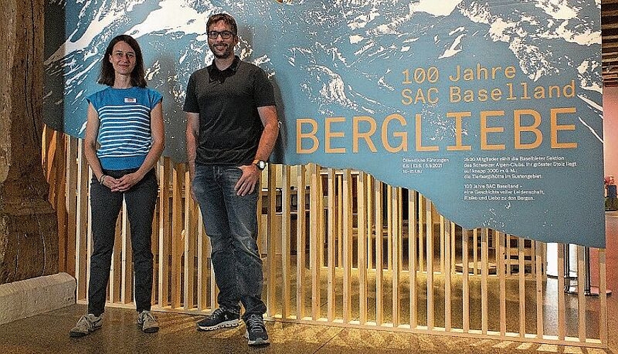 Simone Ochsner, Projektleiterin im Museum. BL und Niggi Isenegger, Präsident des SAC Baselland, sie haben die Ausstellung gemeinsam organisiert. Fotos: U. Roth

