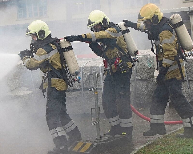 Mit Wasser und mit gegenseitiger Unterstützung wurde das brennende Fahrzeug gelöscht.Foto: zvg