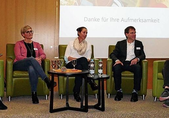 Fachleute informierten und beantworteten Fragen. Foto: b. eglin