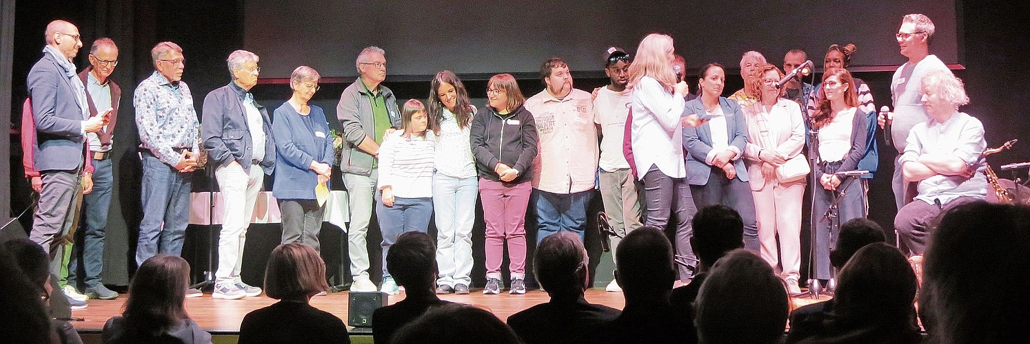 Sämtliche Nominierten für den Förderpreis auf der Bühne. Fotos: S. van Riemsdijk