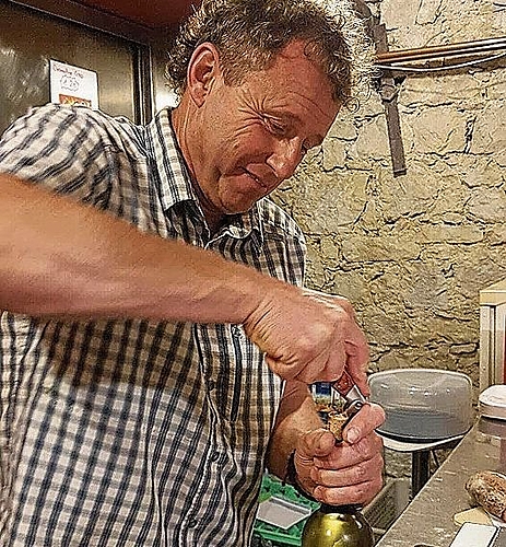 Daniel Wiedmer entkorkt für die Wein- und Käsedegustation eine seiner Flaschen vom Zelglihof Sissach. Foto: zvg
