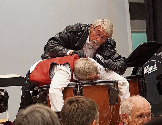 Kriminalinspektor Urs Schellen untersucht den Ermordeten.