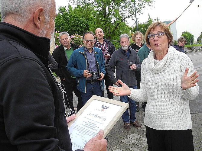 Regula Waldner überreicht freudig die Anerkennung des Wenslinger Natur- und Vogelschutzvereins.