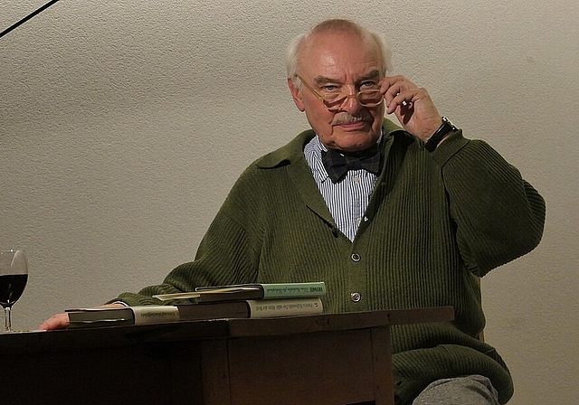 Charles Brauer macht seine Lesung im vertrauten und treuen Kreis in Böckten sichtlich Freude. Fotos: U. Handschin
