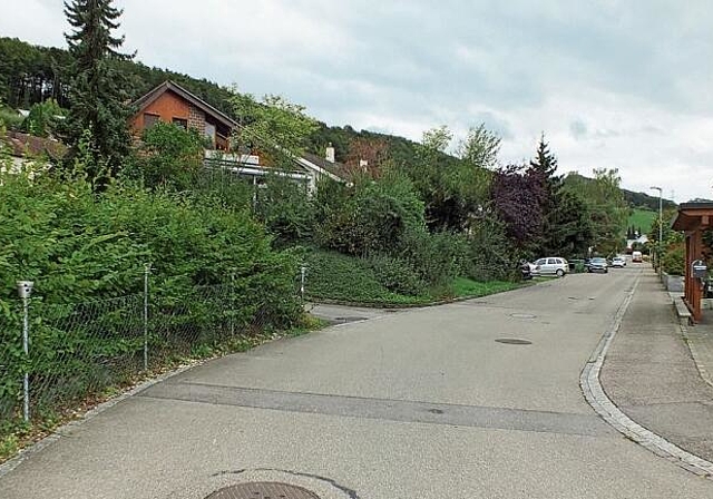 Wie hier in der Erlenstrasse würde auf allen Gemeindestrassen Tempo 30 eingeführt werden. Foto: W. Wenger