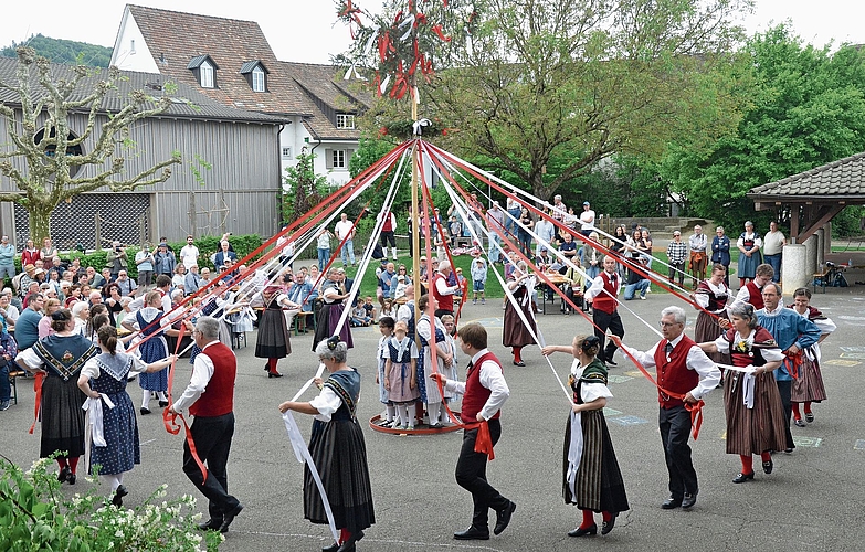 Der Bändeltanz um den geschmückten Baum war ein Highlight am Jubiläumsfest.Fotos: S. van Riemsdijk