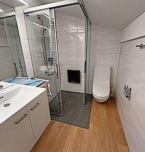 Die Badewanne wurde zur bodenebenen Dusche umgebaut. Fotos: zVg