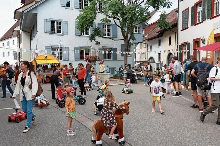 Rund um den Brunnen herrschte reger Betrieb. Fotos: B. Eglin