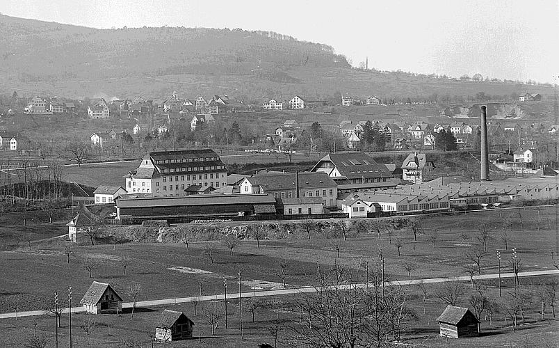 Die Florettspinnerei Ringwald in Füllinsdorf im Jahr 1918, Blick vom Schleifenberg über den unverbauten Talboden in Richtung Frenkendorf. Foto: Staatsarchiv Basel-landschaft
