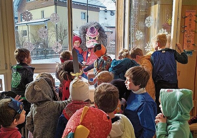Übergabe des Fasnachtsznüni durch den Waggis im Kindergarten Schwarzmatt.
