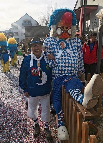 Der Ur-Frenkendörfer Theo Martin mit einem «Gast» auf seinem Gartenhag.