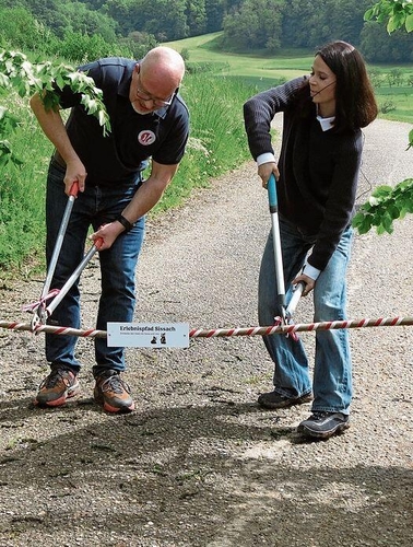 Christoph Tschan und Valery Reuser eröffneten am Samstag den neuen Erlebnispfad.