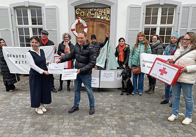 Die offizielle Übergabe der beiden Petitionen vor dem Regierungsgebäude in Liestal an die Baselbieter Landschreiberin Elisabeth Heer Dietrich (links vorne). Foto: M. Stöcklin