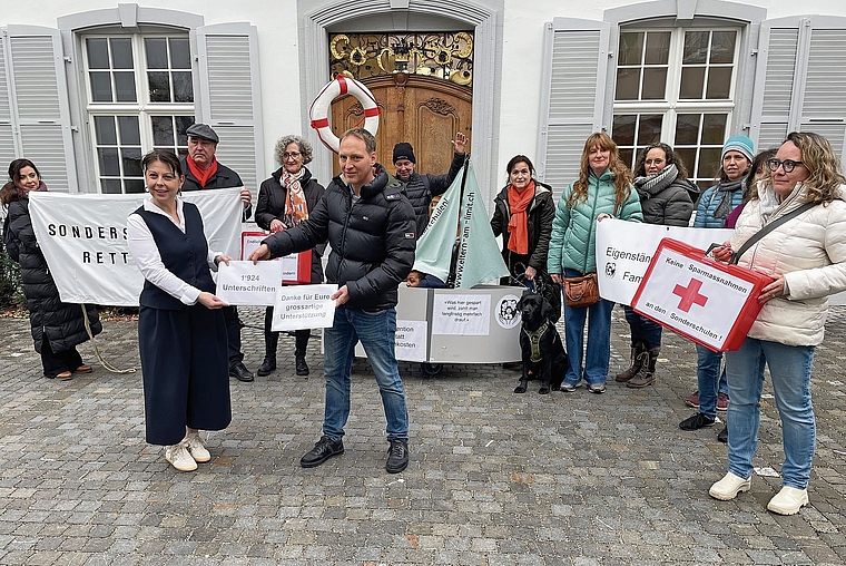 Die offizielle Übergabe der beiden Petitionen vor dem Regierungsgebäude in Liestal an die Baselbieter Landschreiberin Elisabeth Heer Dietrich (links vorne).  Foto: M. Stöcklin