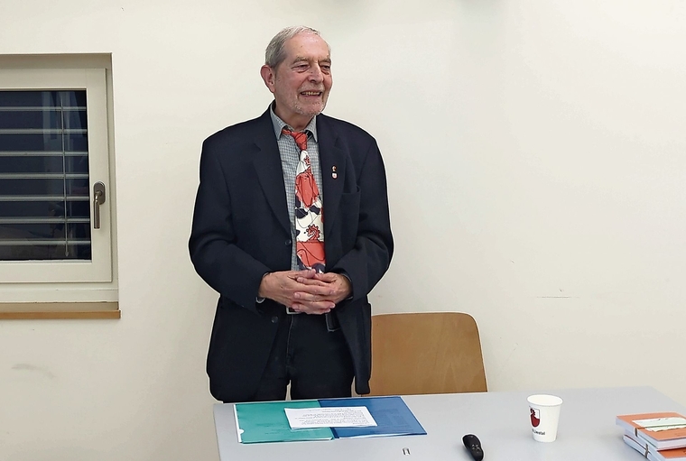 «Wenn die auftretenden Figuren jemandem ähneln, so ist das reiner Zufall», meinte Hanspeter Meyer mit einem schelmischen Lächeln. Foto: M. Schaffner