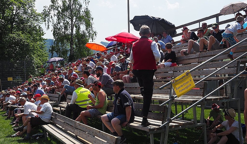 So gut wie möglich versuchten sich die Zuschauenden vor der Sonne zu schützen.
