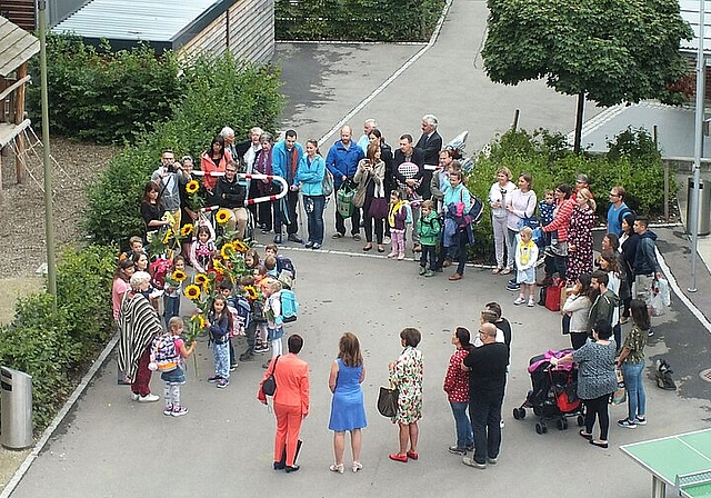 Unser Archivbild zeigt den Start des Schuljahrs am 12.August 2019 mit dem Besuch von Bildungsdirektorin Monica Gschwind in Arisdorf. Beim voraussichtlichen «Neustart» am 11.Mai 2020 wird vieles anders sein.FotO: Archiv/Ursula Roth
