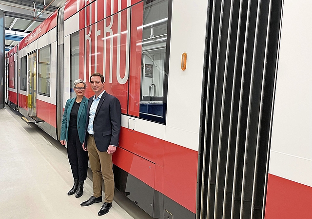Die Waldenburger Gemeindepräsidentin Andrea Sulzer neben dem Rero-Geschäftsführer Thomas Tschopp vor der Weltneuheit im Waldenburger Bahndepot.