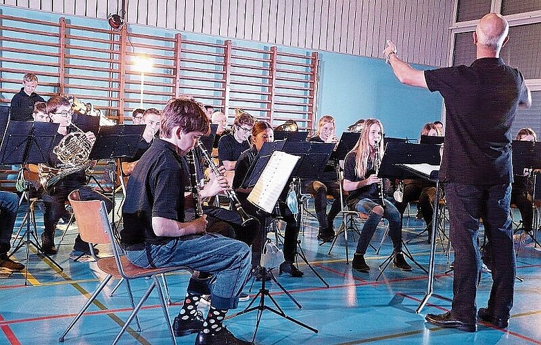Die Jugendband Foiflibertal unter Reto Vogt in der Gesamtansich mit den Klarinetten im Vordergrund.Fotos: A. Jegge