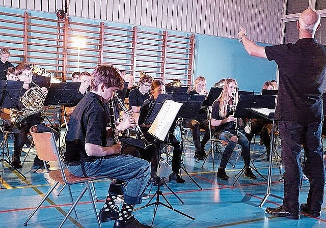 Die Jugendband Foiflibertal unter Reto Vogt in der Gesamtansich mit den Klarinetten im Vordergrund.Fotos: A. Jegge