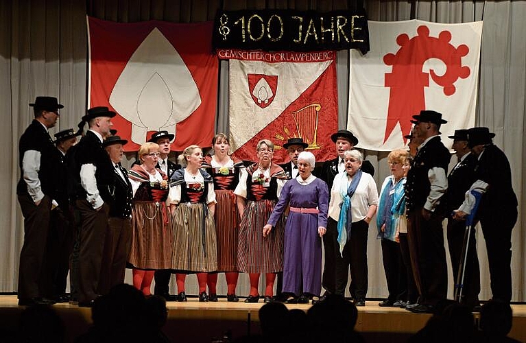 Beim Lauwiler Jodlerklub «Hohwacht» singen einige Lampenbergerinnen mit.