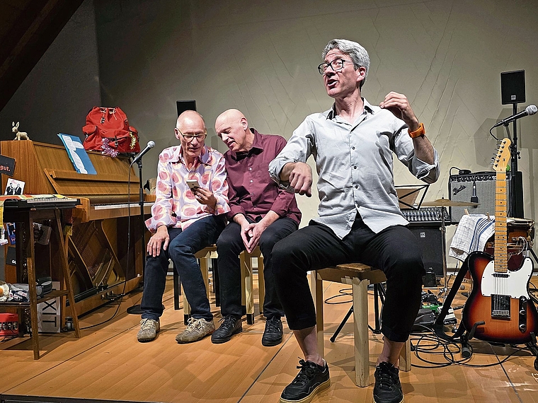 Daniel Buser und Roland Suter schauen gespannt aufs Handy und hören, was Franz Hohler, alias Michael Wernli, ihnen mit seinem imaginären Cello für ein Lied singt.Foto: U. Roth