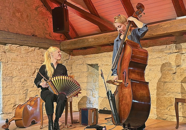 Evelyn und Kristina Brunner wechselten ihre Instrumente mehrfach.Foto: E. Bachmann