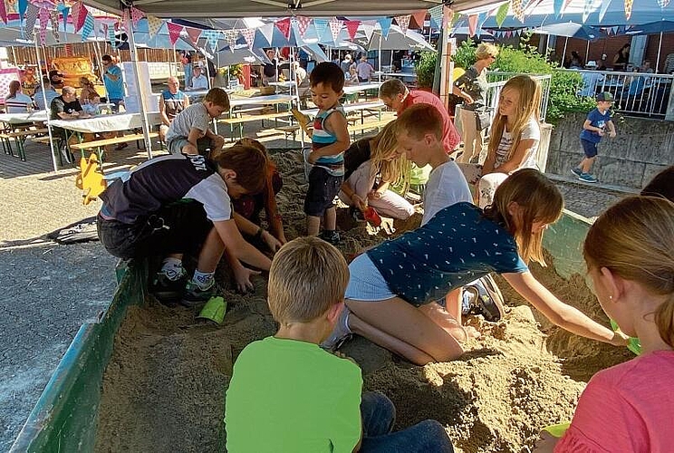 In den Goldgräber-Mulde suchten Kinder engagiert nach Goldstücken. Beim Finden von fünf Exemplaren erhielten diese ein kleines Geschenk.