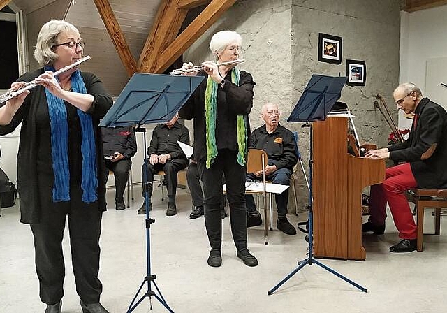Franziska Mumenthaler, Christine Jutzeler und Markus Stolz spielen als Ouvertüre den Derrick-Sound (v. l.).Foto: zvg