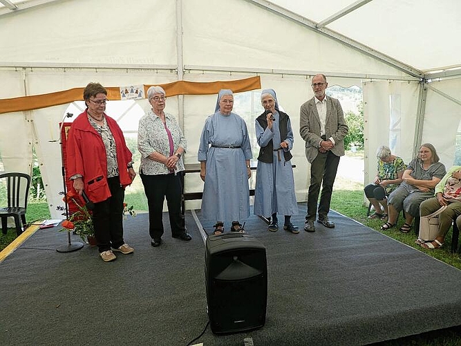 Festakt: Mechthild Lang spricht an der Jubiläumsfeier (4. v. l.).Fotos: P. Aenishänslin