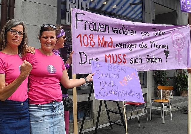 Starke Botschaften auf dem Weg in die Stadt. Fotos: J. Hug
