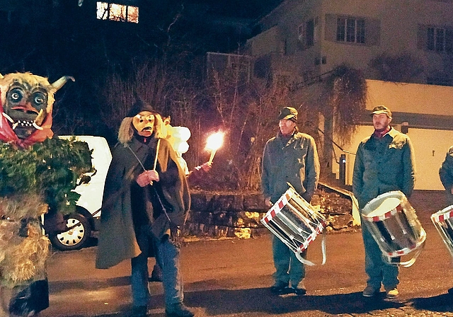 Das Ungeheuer mit dem Schärmuuser und den Tambouren suchte Sissach wieder heim.  Fotos: S. van Riemsdijk