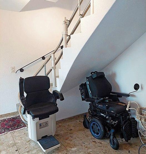 Wird die Treppe zum Hindernis, kann ein Sitz-Treppenlift eingebaut werden.
