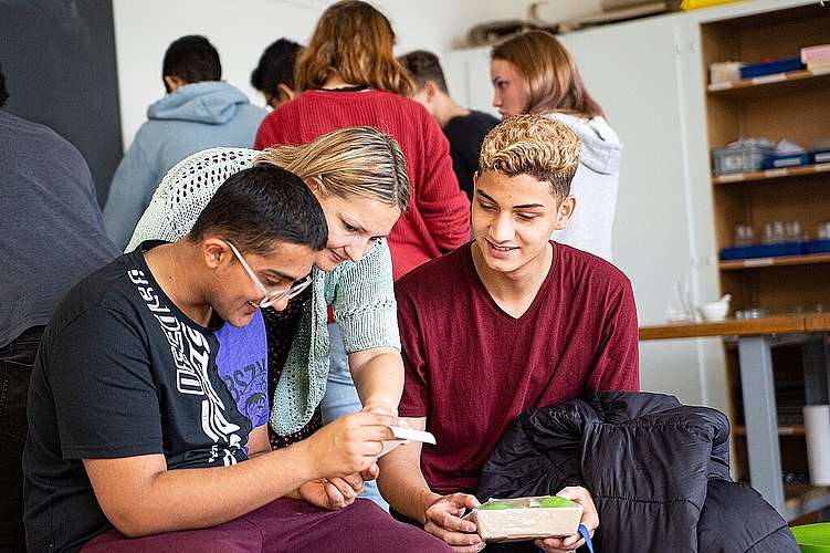 Die Schülerinnen und Schüler erfahren anhand ihres Einkaufs, wie viel graue Energie in Lebensmittel steckt (Klima-Energie-Erlebnistage BS).