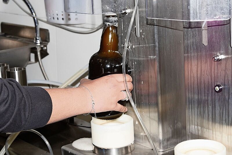 Hier wird das Bier abgefüllt. Fotos: B. Eglin