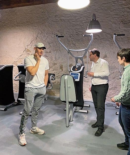 Die Trainingsgeräte wurden den Teilnehmenden ausführlich erklärt.Fotos: W. Wenger