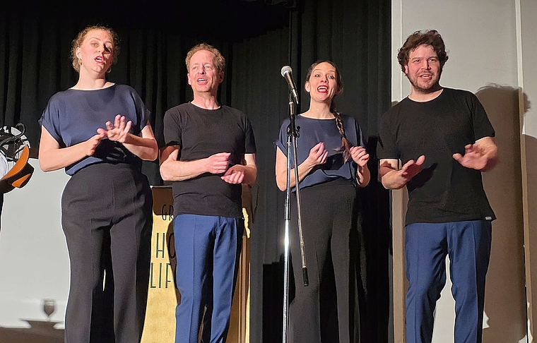 Immer in Bewegung: v.l. Nora Roth, Res Würmli, Cordula Lötscher und Philippe Rayot von Cantuccini, vier A Cappella.Foto: Ursula Roth
