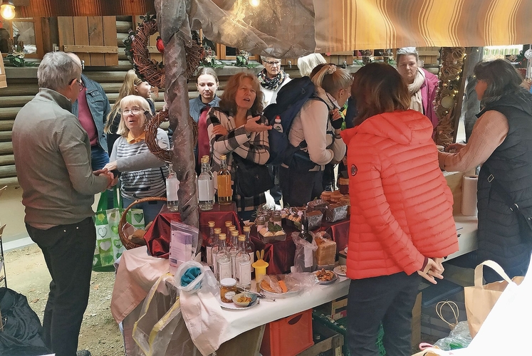 Es herrschte auf engem Raum ein belebtes Treiben. Es herrschte auf engem Raum ein belebtes Treiben.