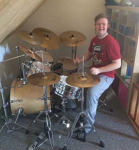 Am Drumset kann sich Emanuel richtig verwirklichen.
