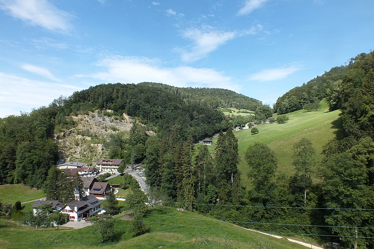 Auf der Fahrt auf die Wasserfallen ist die hiesige Juralandschaft zu bewundern. Im Vordergrund (unten) auch die Liegenschaft «Im Chilchli», auf deren Dach der einstige Glockenturm des Schulhauses von Liedertswil steht. Foto: W. Wenger